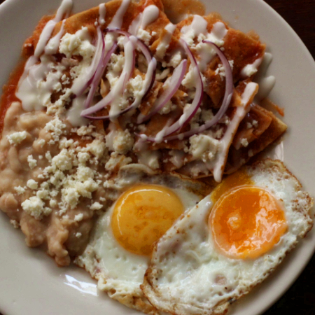Chilaquiles con Huevo en Salsa Roja