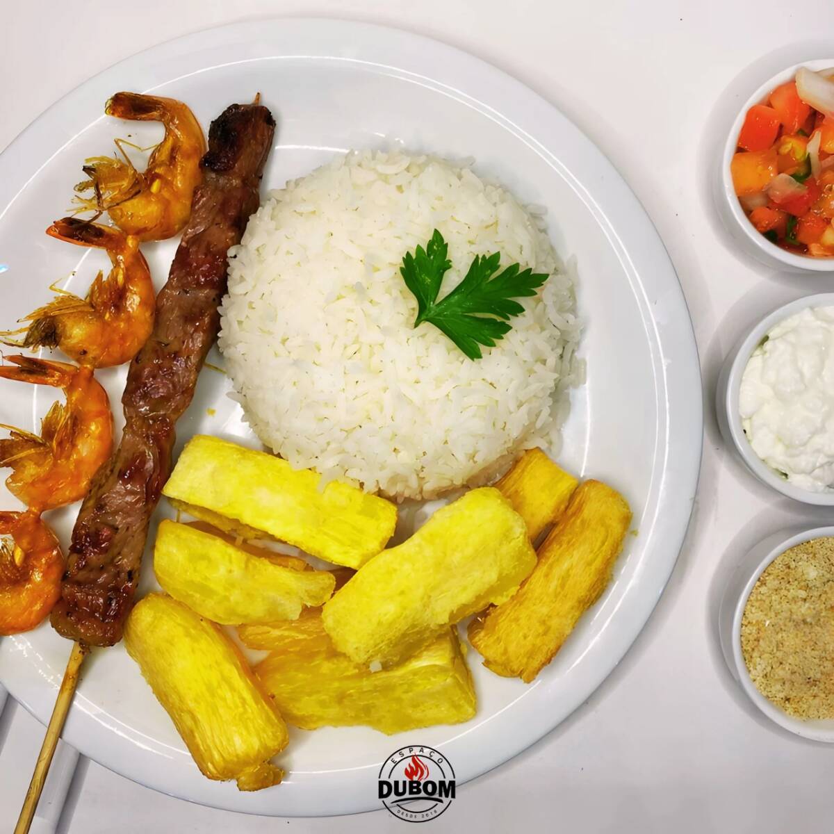 A Jantinha Completa que você monta! Delicie-se com uma base clássica e irresistível de Arroz Soltinho, Farofinha, Vinagrete Fresco e Molho de Alho da Casa, e finalize escolhendo 2 Espetinhos e 1 Mini Porção que mais te agradam!