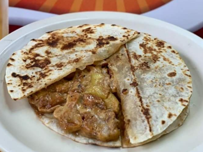 2 Quesadillas de Pollo y 1 Refresco
