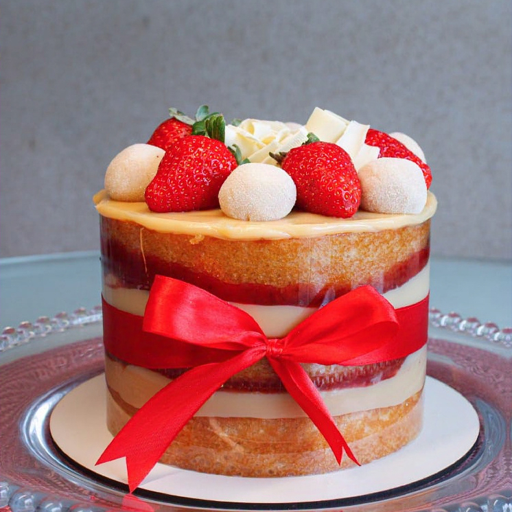 Massa branca molhadinha, com duas camadas de recheio de brigadeiro branco e geleia de morango finalizado com chantinhinho e morango. Bolo com 15 cm de diâmetro por 10 cm de altura 12 a 15 pessoas.