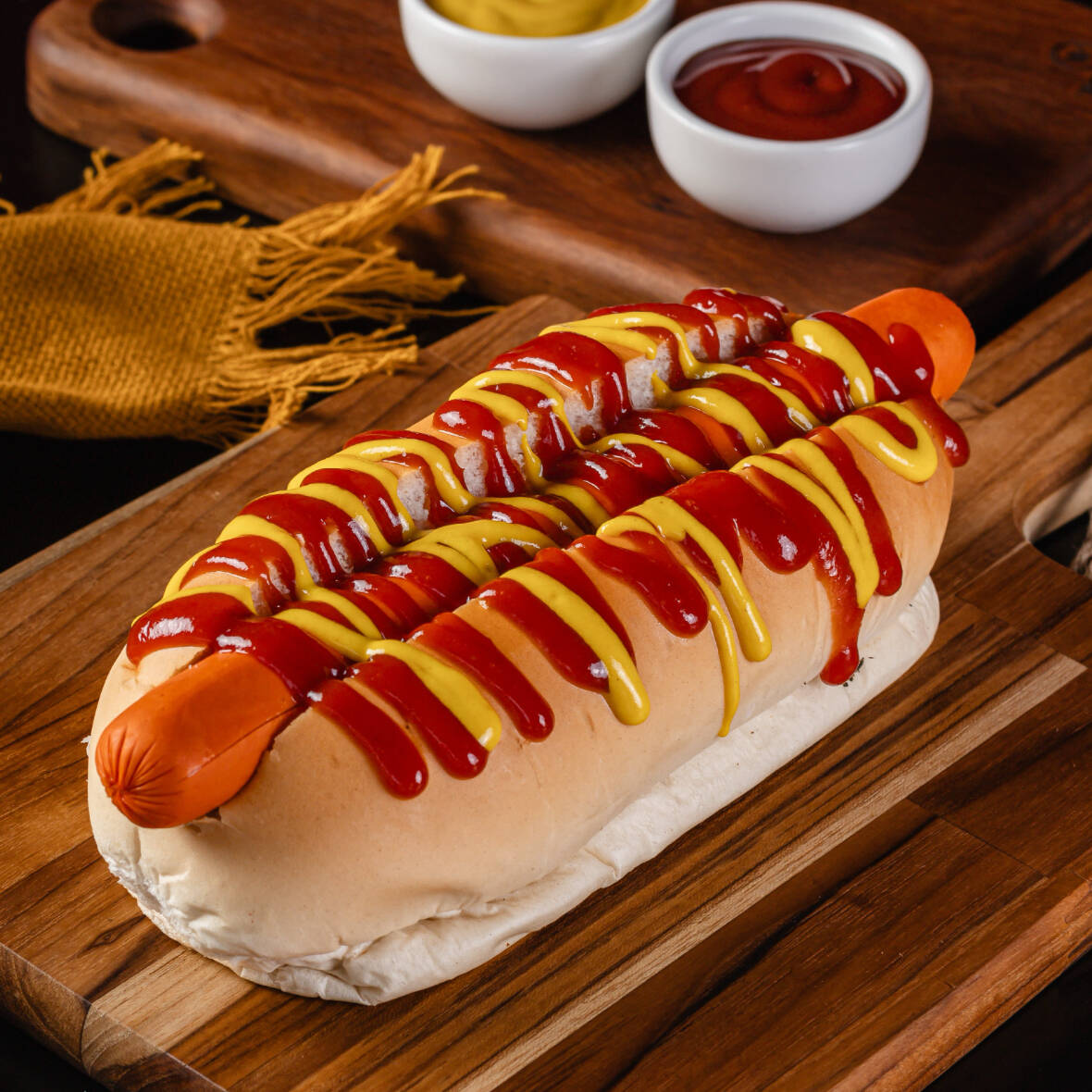 Pão de 16cm, 2 Vina, Maionese caseira, ketchup Hemmer, mostarda Hemmer.