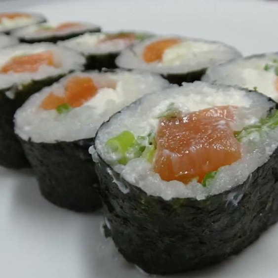 Alga, arroz, salmão, cream cheese e cebolinha