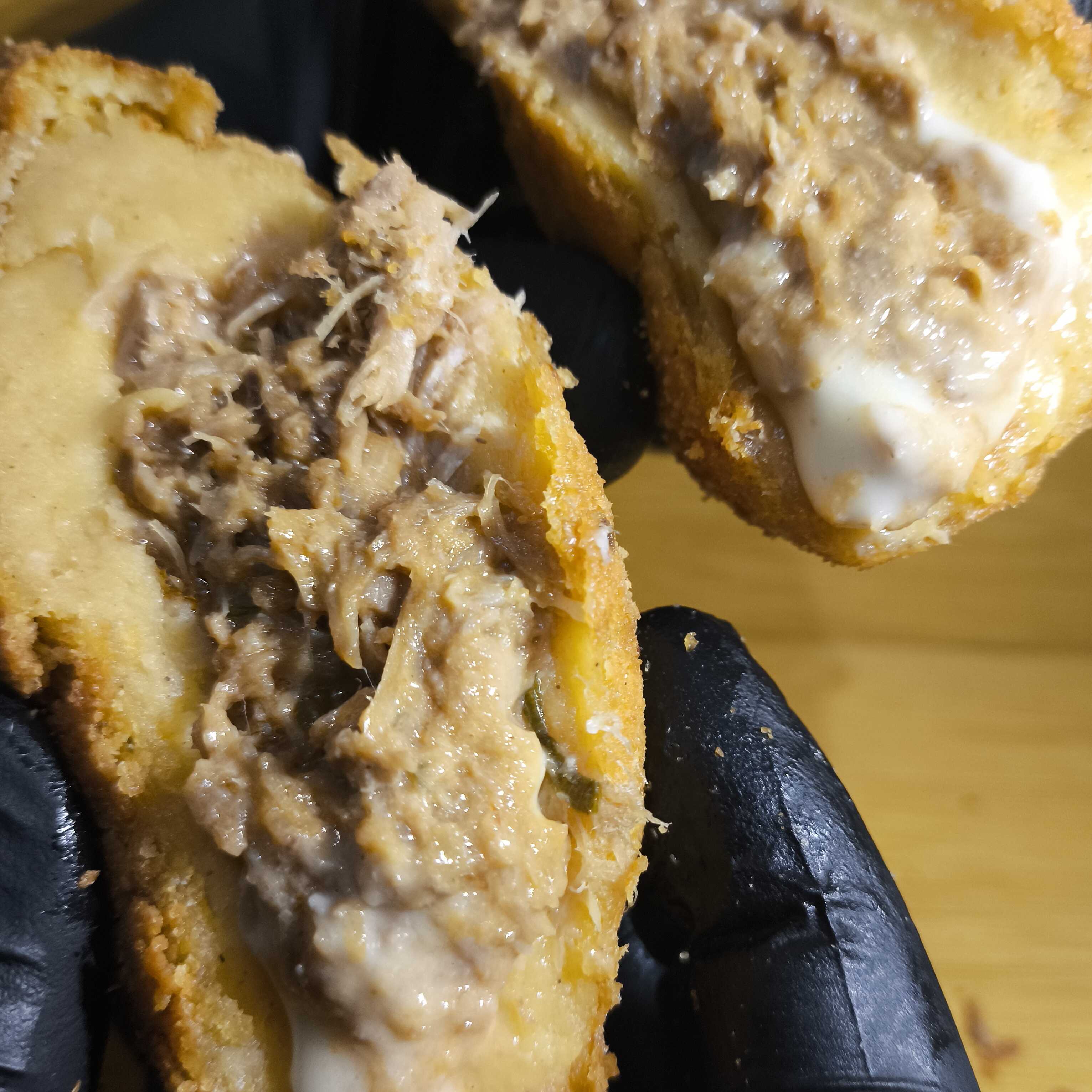 Deliciosas, crocantes por fora e super recheadas por dentro. Feitas com ingredientes selecionados e fritas na hora.