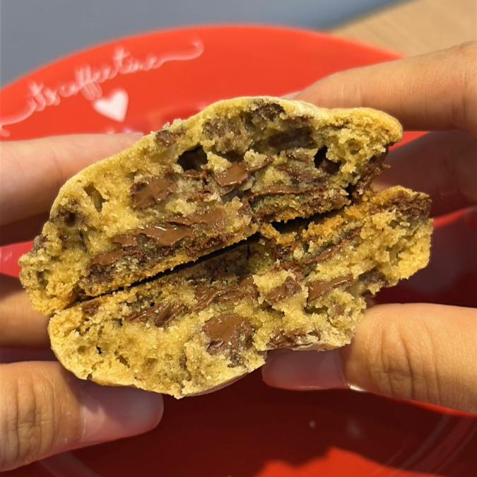 Cookie de massa tradicional, carregado de gotas de chocolate, levemente crocante por fora e macio por dentro, com muito chocolate em cada mordida.
