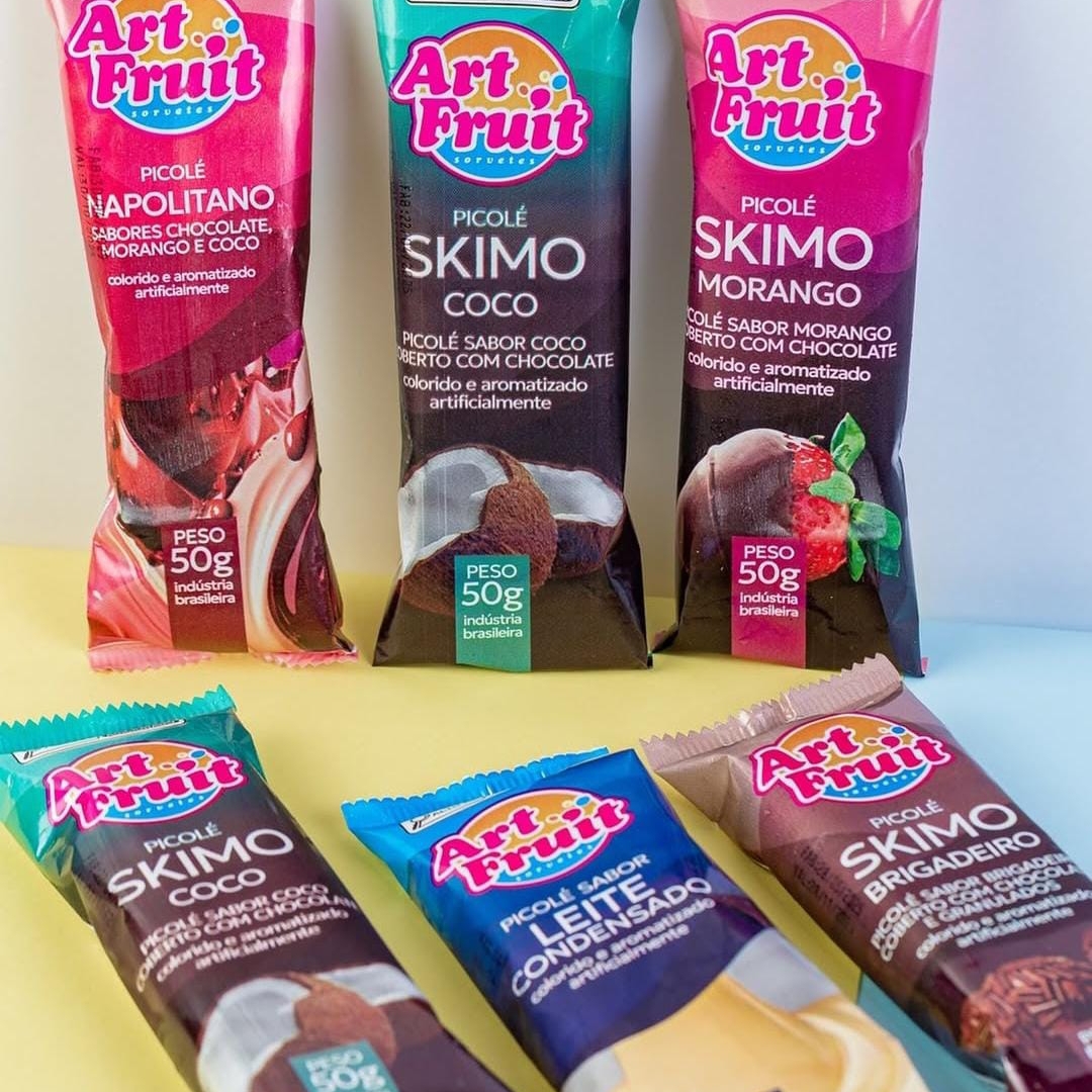 Picolé cremoso com uma casquinha de chocolate