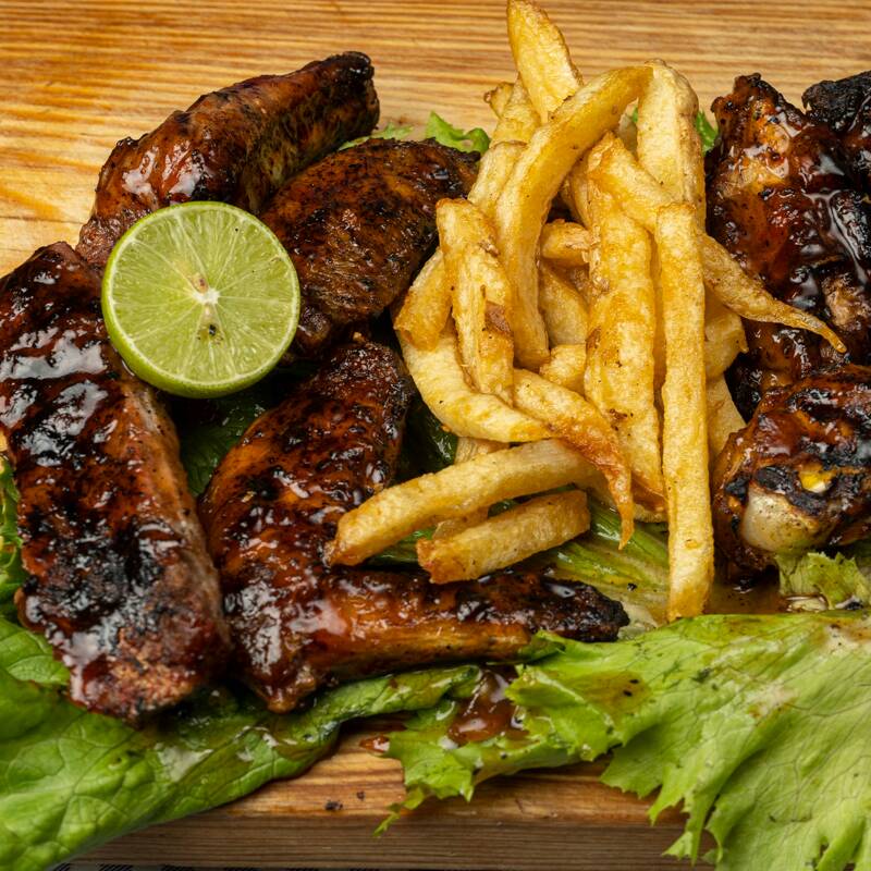 Alitas con Papas
