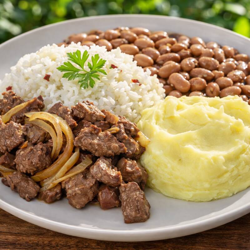 Iscas macias de alcatra acebolada, acompanhadas de arroz jasmim soltinho, feijão enriquecido com linhaça e purê funcional. Uma refeição completa e nutritiva, ideal para garantir energia ao longo do Dia. (396 Calorias, 66g de Proteínas) Atenção: este produto é entregue ultracongelado. Basta aquecer e aproveitar uma refeição saudável, prática e saborosa, 100% sem glúten, sem lactose e sem açúcar.