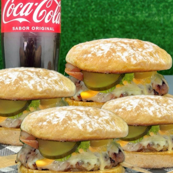 4 Hamburguesas Clasicas + 1.5 Litros