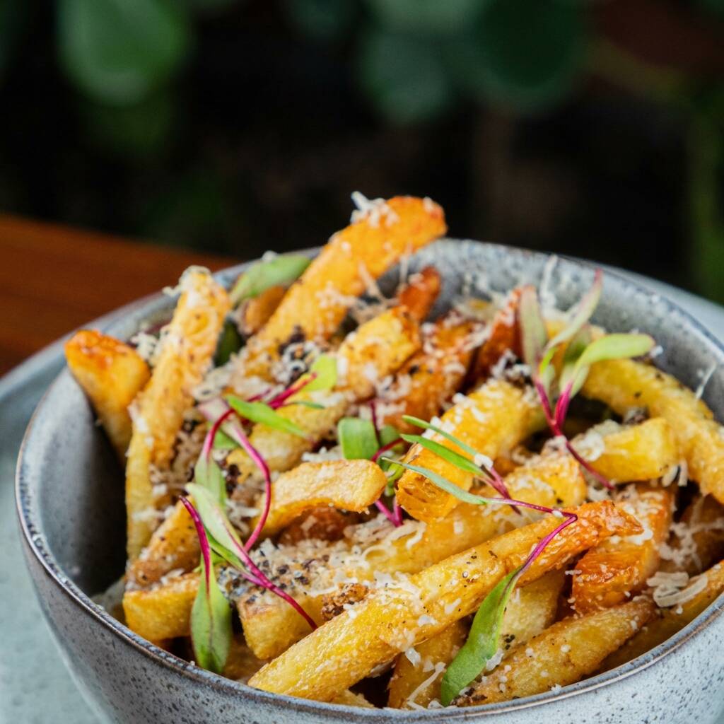 Feitas na casa, finalizadas com salsa trufada e parmesão ralado
