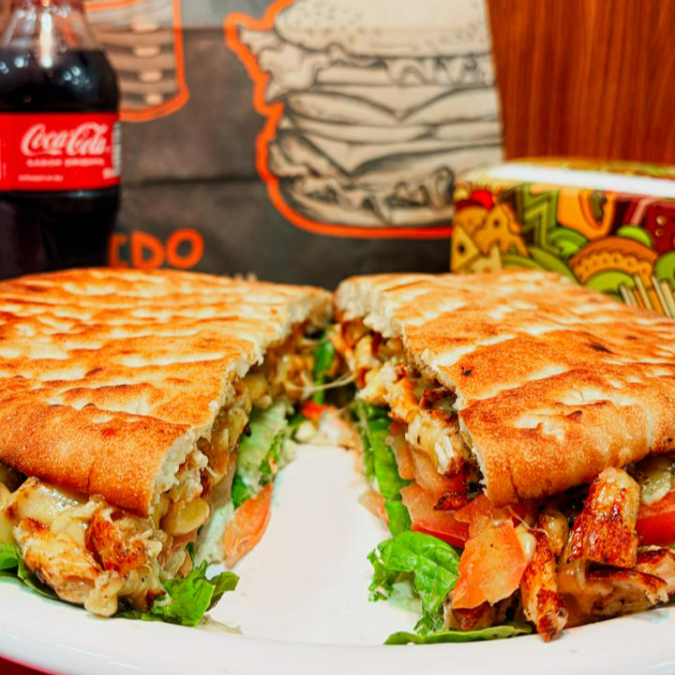 FILE DE FRANGO, CATUPIRY, OVO, BACON , ALFACE , TOMATE E MAIONESE VERDE