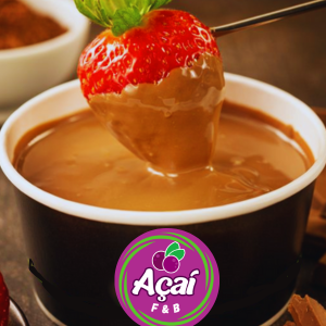 Um saboroso fondue de 250ml com chocolate ao leite com morango e banana. Monte conforme sua escolha e se delicie. Obs: as frutas são enviadas em embalagens separadas, garantindo a qualidade do produto.