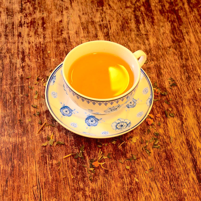 Té Tisana de Flores y Menta Caliente 12oz (354ml)