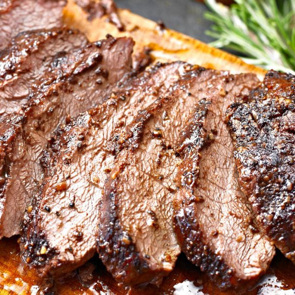 Deliciosa maminha na manteiga acompanhada de feijão, arroz, macarrão, vinagrete, farofa e batata frita.