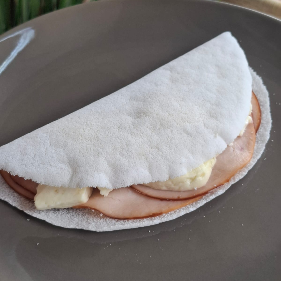 Massa de tapioca feita aqui na casa, queijo minas e peito de peru