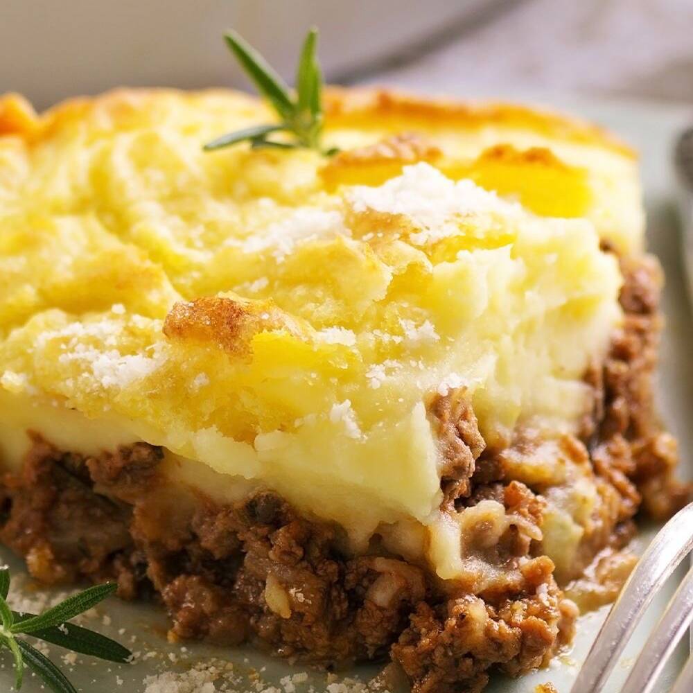 Camadas cremosas de purê de batata, recheio saboroso de carne e gratinado com queijo que derrete no paladar