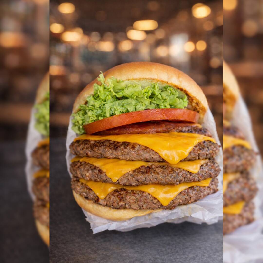 Pão brioche, 3 burger 100g caseiro, 3 cheddar, alface e tomate