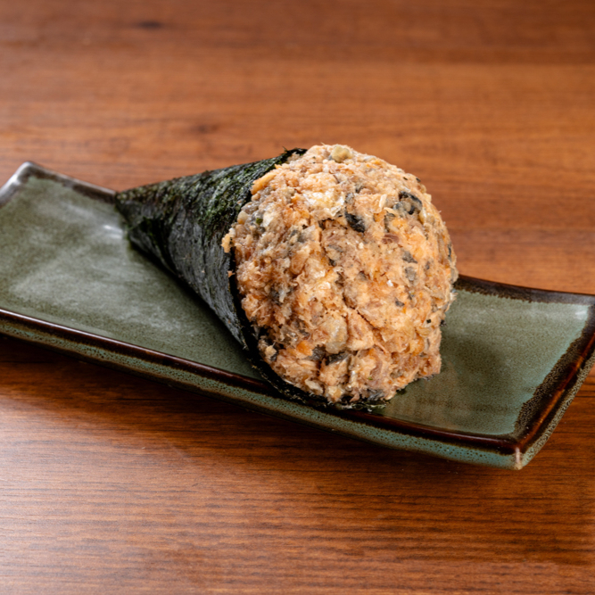 Enrolado em forma de cone com alga por fora. (cream cheese e cebolinha)