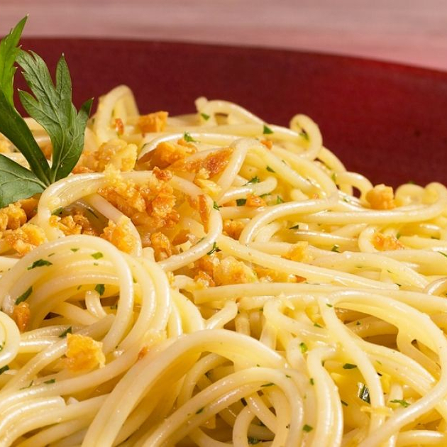 Massa fresca produzida artesanalmente na casa, ao alho e óleo finalizado com crispy de alho.