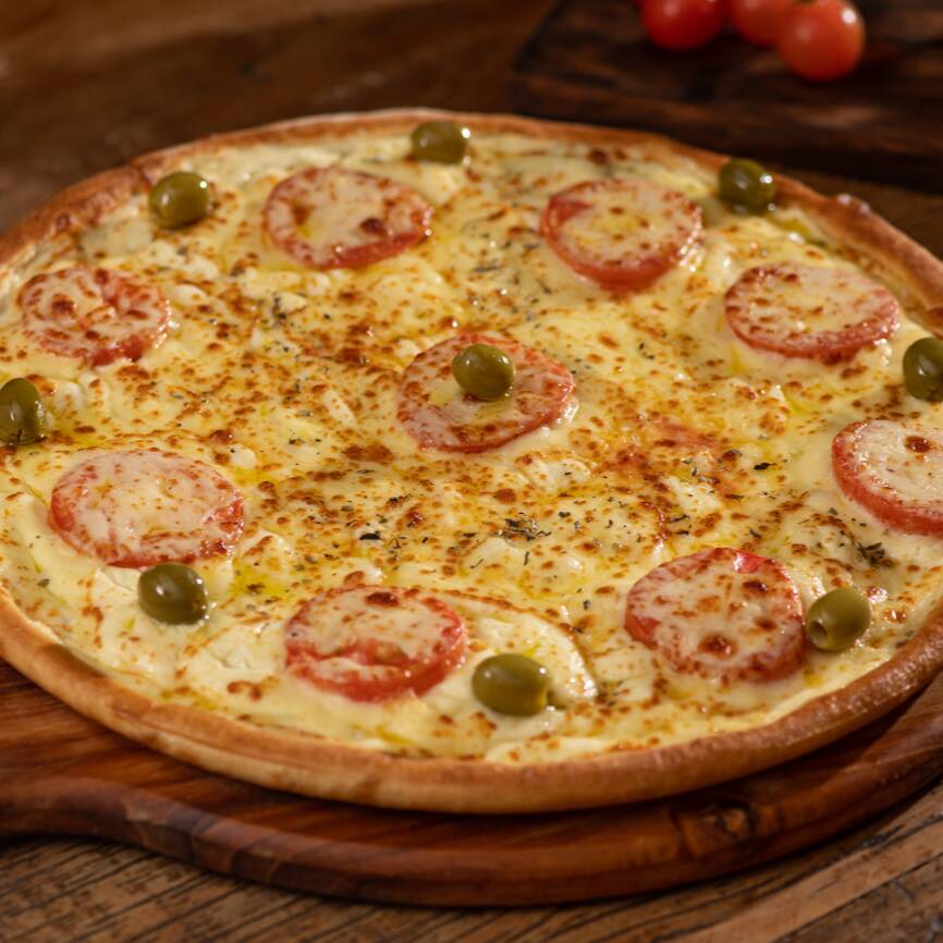 Molho de tomate Italiano, tomate, requeijão, muçarela, orégano e azeitonas verdes sem caroço.