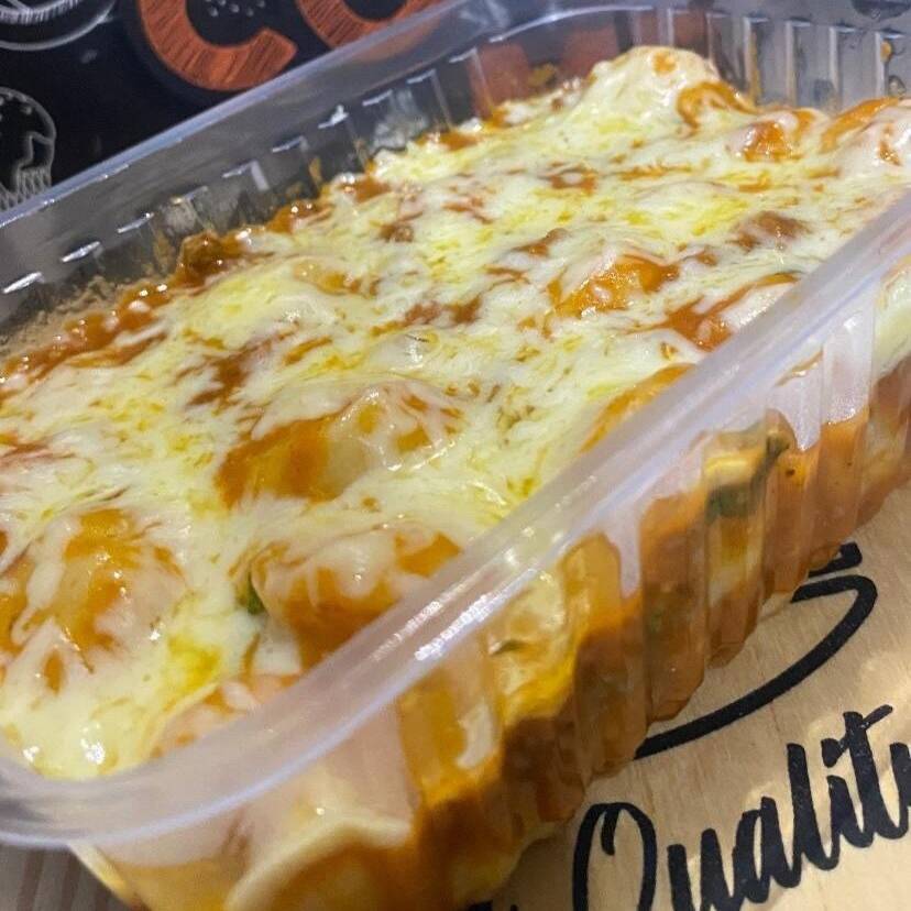 Nhoque de batata bem leve, ao molho bolonhesa feito com patinho e nosso delicioso molho artesanal de tomates frescos, finalizado com muçarela ralado na hora!
(Serve 1 pessoa)