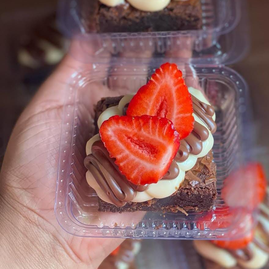 Brownie 50% cacau, creme de ninho cremoso e nutella com morangos frescos.
