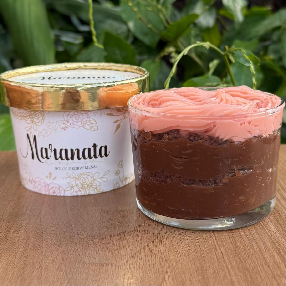 Bolo no pote feito com uma camada de massa de bolo de chocolate coberta com brigadeiro gourmet e nosso delicioso brigadeiro cremoso de morango (mais connhecido com bicho de pé).