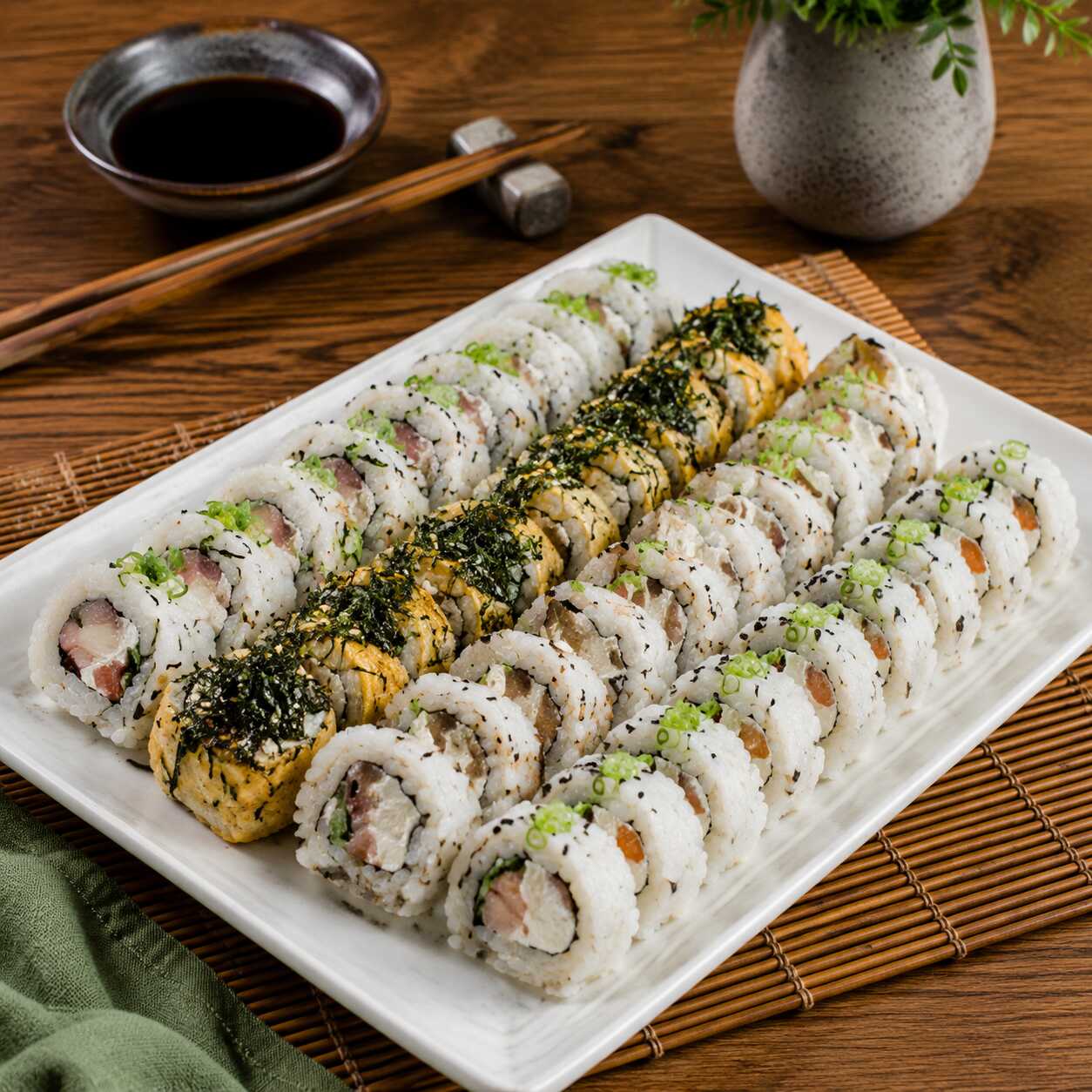 20 cariocas de kani, 20 uramakis de kani e 20 uramakis de pasta de skin.