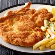 Bife à Milanesa – filé bovino empanado e frito até ficar crocante por fora e macio por dentro. (Acompanha arroz, feijão, batata frita e salada).