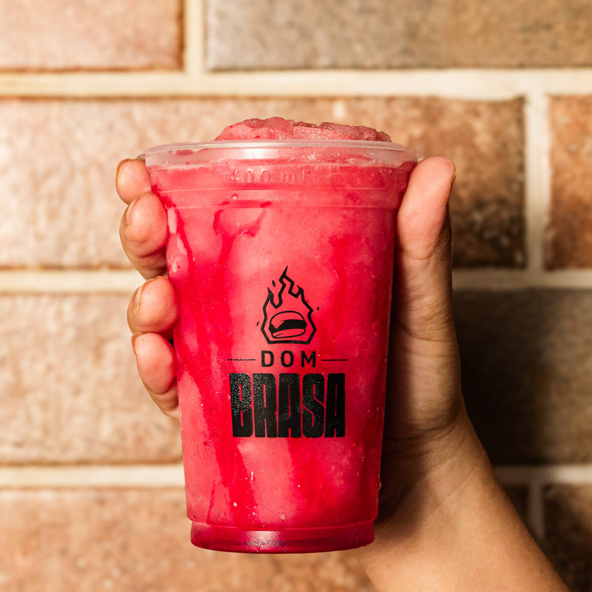 Experimente nossa refrescante limonada pink de 400 ml, irresistivelmente deliciosa, com pedaços suculentos de morango e uma calda doce que vai te surpreender. Uma explosão de sabores em cada gole!