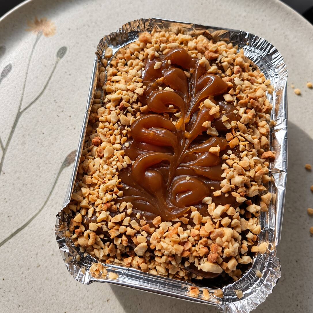 Escolha sua massa fofinha e molhadinha na medida certa e aproveite nosso Bolo Charge. Feito com Caramelo Salgado delicioso, brigadeiro 50% cacau e muito amendoim torrado e moído. Sabe um bolo bem gostosão? É esse aqui! ;) Peso aproximado 220g