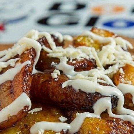 Platanos Fritos con Crema y Queso