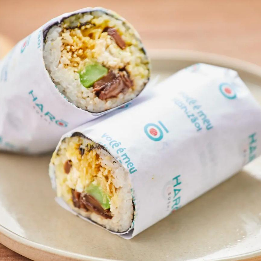 Arroz de sushi macio, enrolado em alga inteira, recheado com shitake, ricota, crispy de batata, brócolis e molho de mostarda e mel.