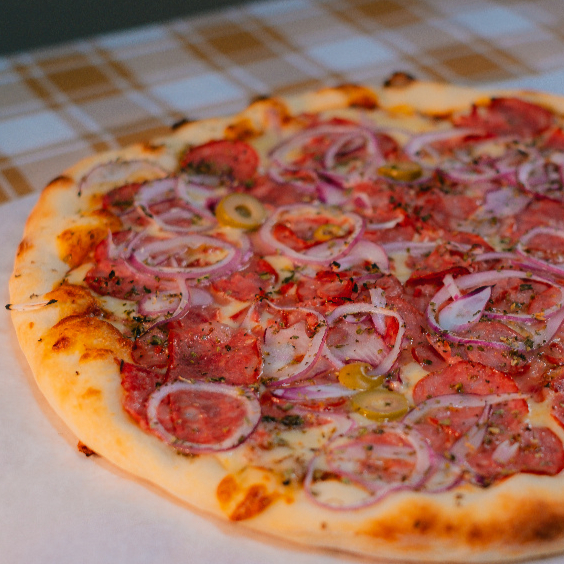 ta o aroma inconfundível da calabresa selecionada combinada com o toque adocicado da cebola. Montada sobre base de muçarela e molho de tomate, é a escolha perfeita para quem busca um sabor forte e tradicional.