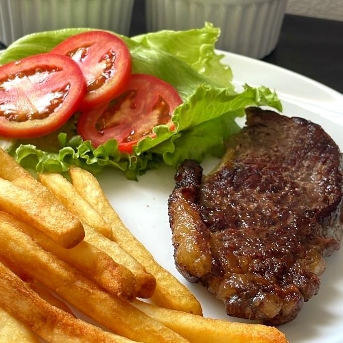 Todos os itens vão separados! Arroz (300g), feijão (150g),batata ,contra filé (150gr) salada.