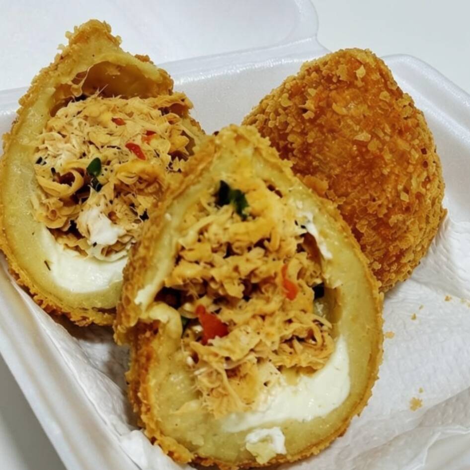 Massa leve e crocante, recheada com frango temperado e requeijão.