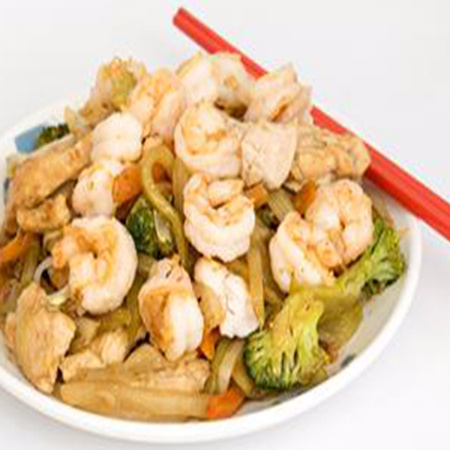 Chopsuey con pollo y camarón