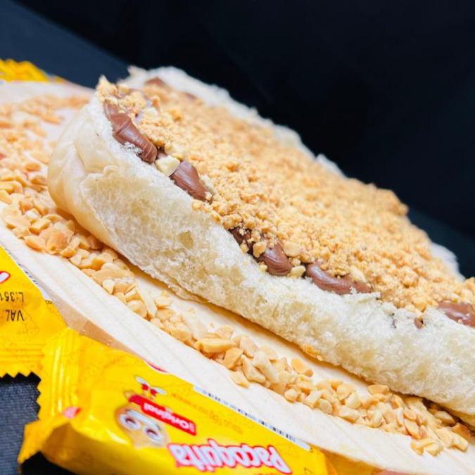 Pão de hot dog, mussarela, chocolate ao leite, amendoim e paçoca.