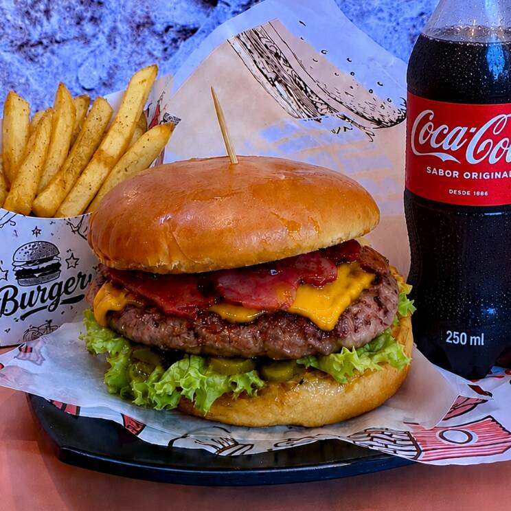 Combo Hamburguesa La Yankee + Papas y Gaseosa