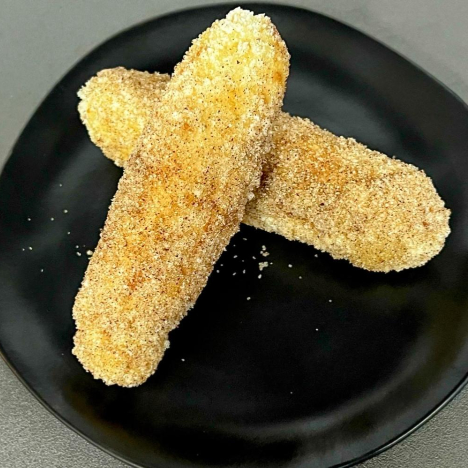 Bolinho de estudante finalizado com açúcar e canela.