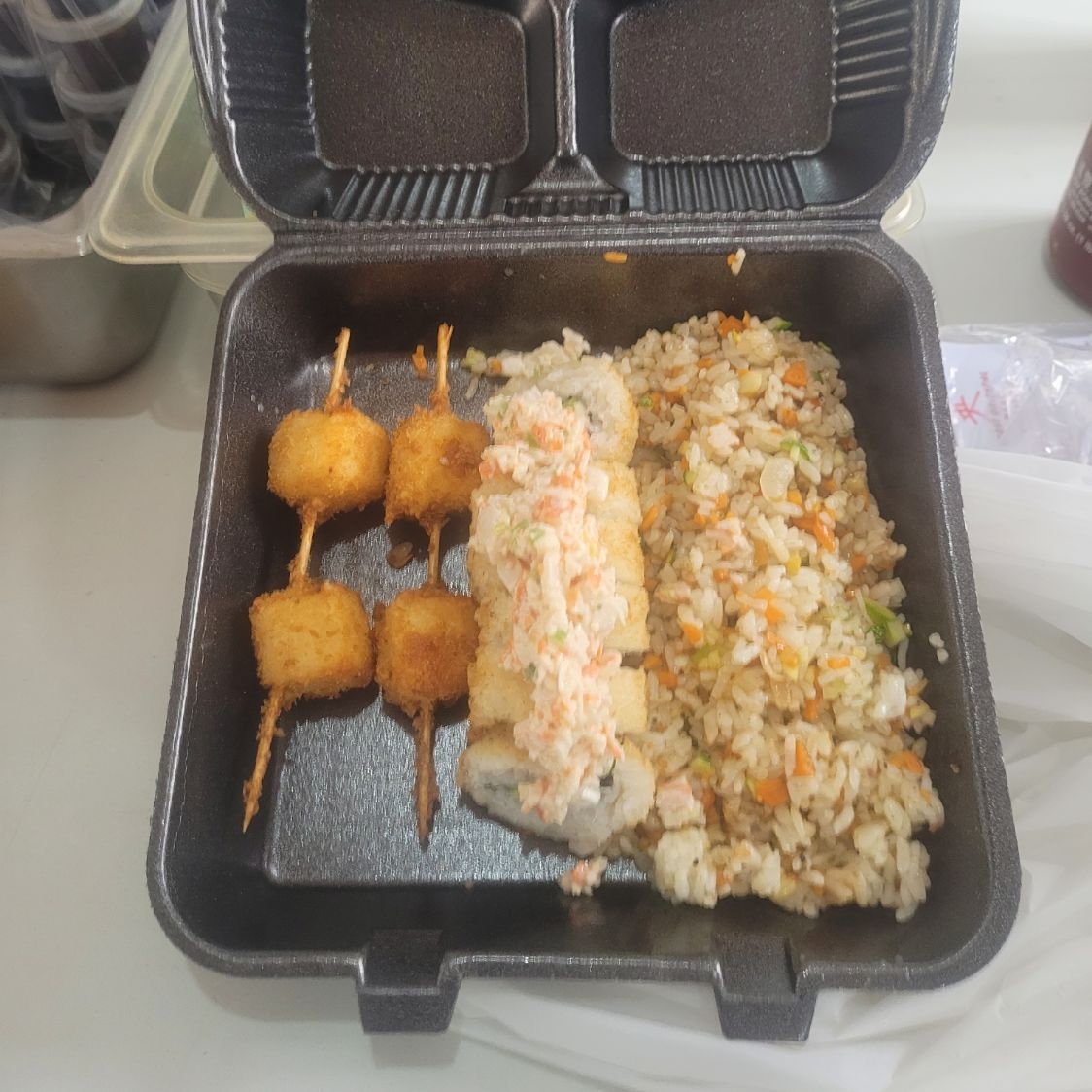 1/2 Rollo Sushi + 2 Kushiagues + 1/2 Arroz Frito