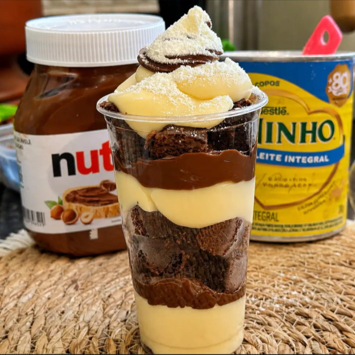 Um delicioso copo da felicidade recheado com Leite ninho, brownie e Nutella!