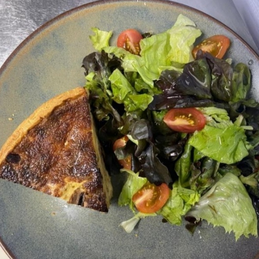 Com queijo Gruyére. Acompanha saladinha verde.