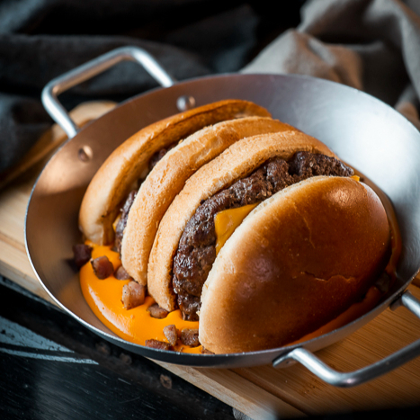 Pão brioche, hamburguer 180g, queijo cheddar e maionese da casa ( mergulhado no cheddar cremoso e bacon )