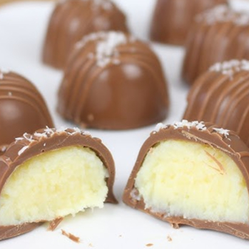 Trufa de beijinho, feita com coco ralado e leite condensado, coberta com chocolate branco.