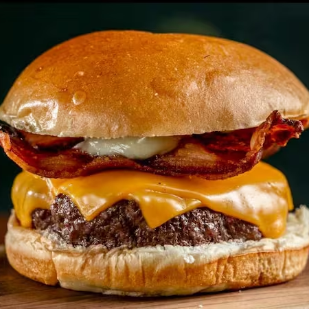 Experimente a velocidade do sabor com nosso hambúrguer de 140g, envolvido em pão brioche, complementado por queijo cheddar derretido, cebola roxa crocante e nosso molho especial. Uma verdadeira explosão de sabores, preparada para impressionar a cada mordida.