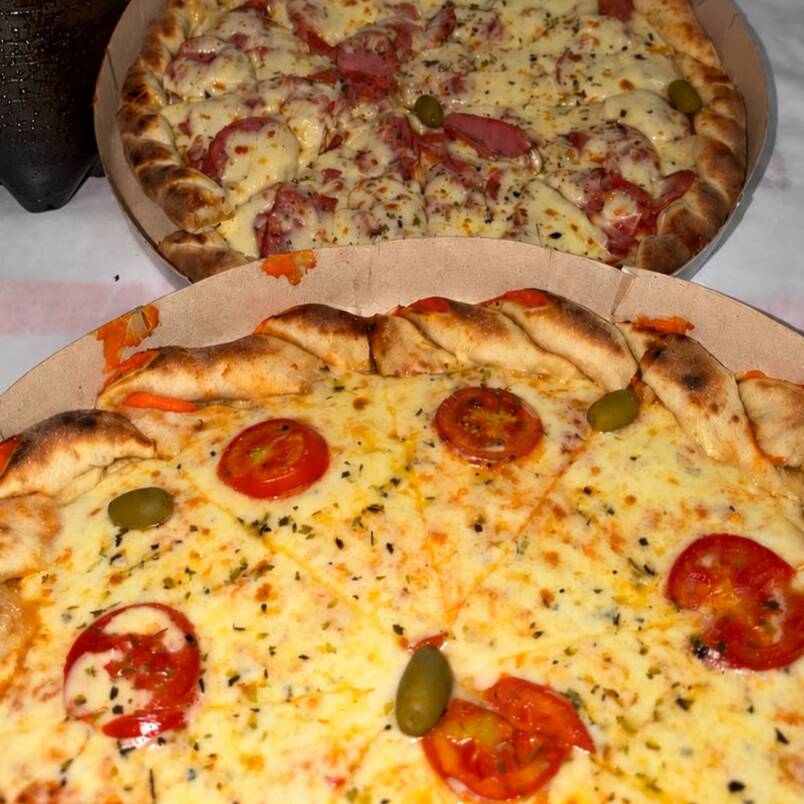 1 Pizza mussarela bem recheada e com queijo derretido + 1 Pizza Toscana, saborosa e caprichada + 1 Refrigerante para completar o combo.