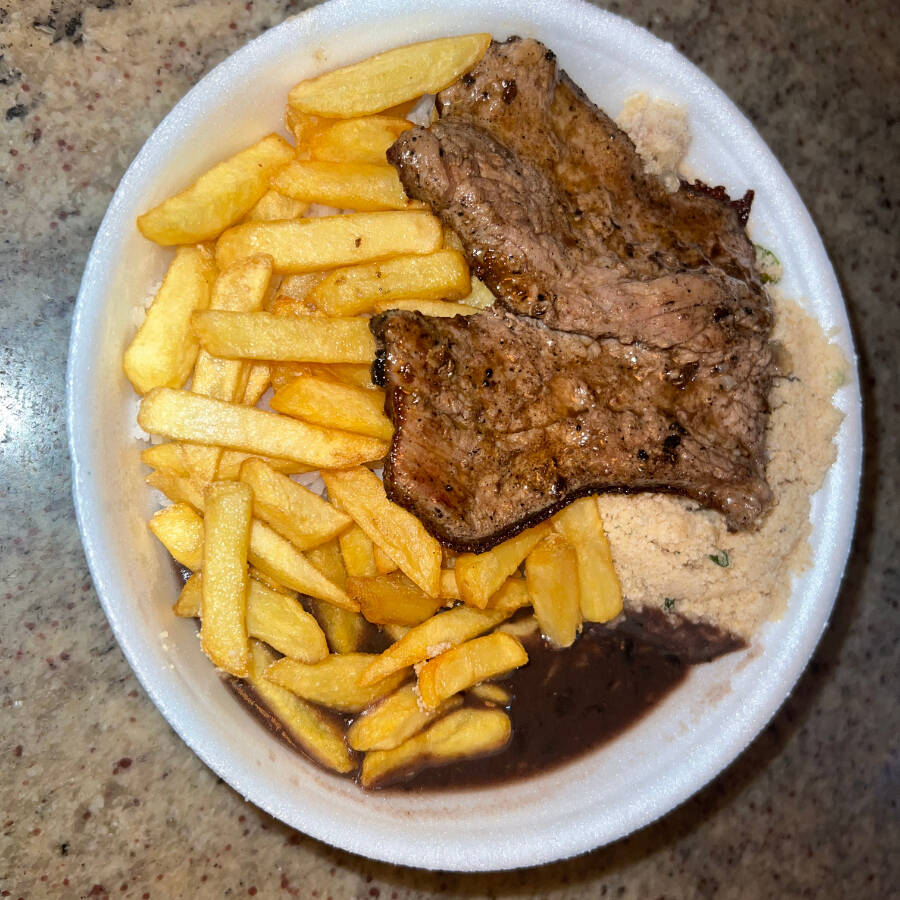 Arroz, Feijão, Farofa, Fritas e Bife.