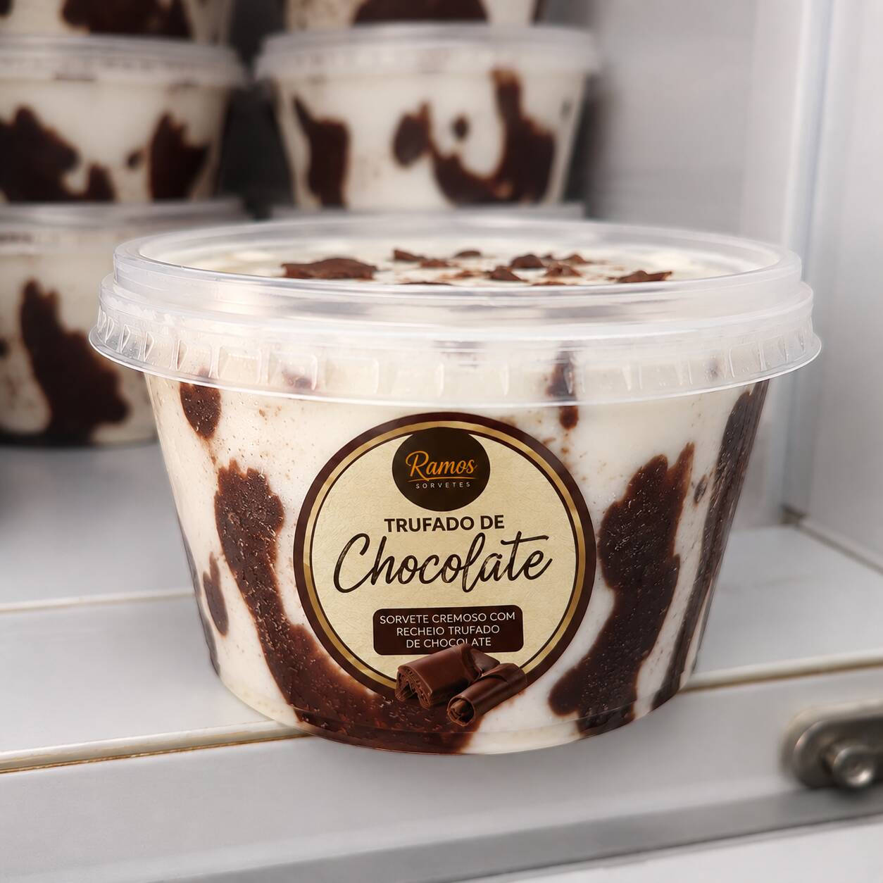 Cremoso, delicado e simplesmente irresistível! 🤍🍫 Sorvete de Ninho super cremoso, combinado com uma deliciosa trufa de chocolate e finalizado com pedaços de chocolate. Uma combinação perfeita entre o sabor suave do Ninho e a intensidade do chocolate.