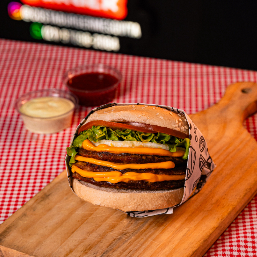 PÃO, 3-CARNES, OVO, MUSSARELA, CREME DE CHEDDAR, ALFACE, TOMATE E MAIONESE DE BACON.