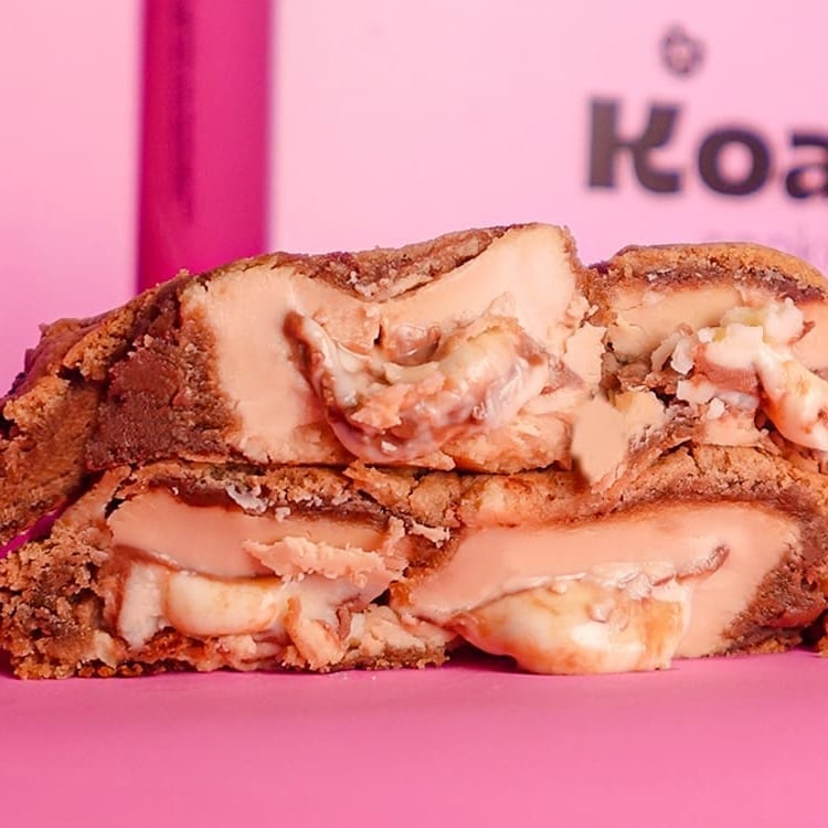 Nosso cookie de elite, feito com massa tradicional de baunilha, mix de gotinhas de chocolate meio amargo e chocolate ao leite, suuper recheado com nosso creme artesanal de Kinder ao leite, Kinder Bueno e chocolate branco!
Recomendação: aqueça por 20 segundos no microondas